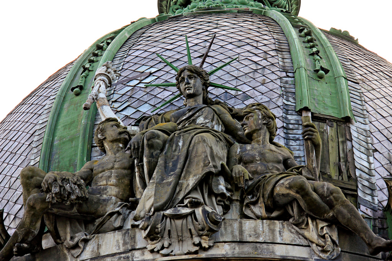 Illustration for article titled Bizarre Replicas of the Statue of Liberty and the Eiffel Tower